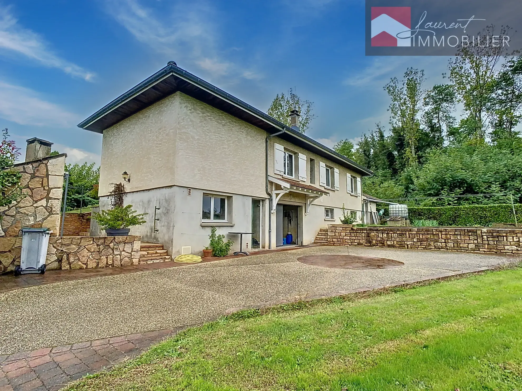 À vendre à Saint-Bénigne : jolie maison avec terrasses et jardin 