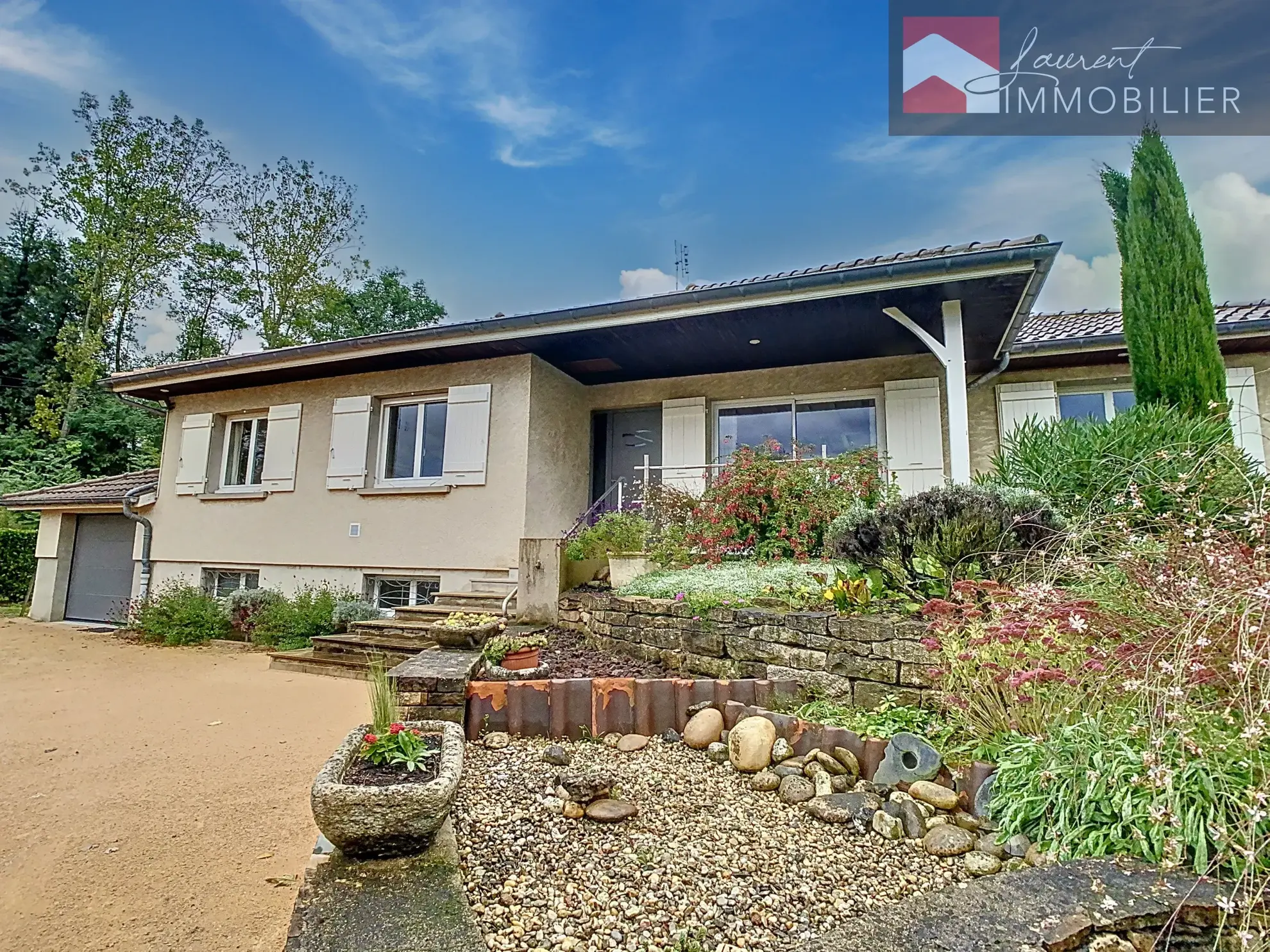 À vendre à Saint-Bénigne : jolie maison avec terrasses et jardin 