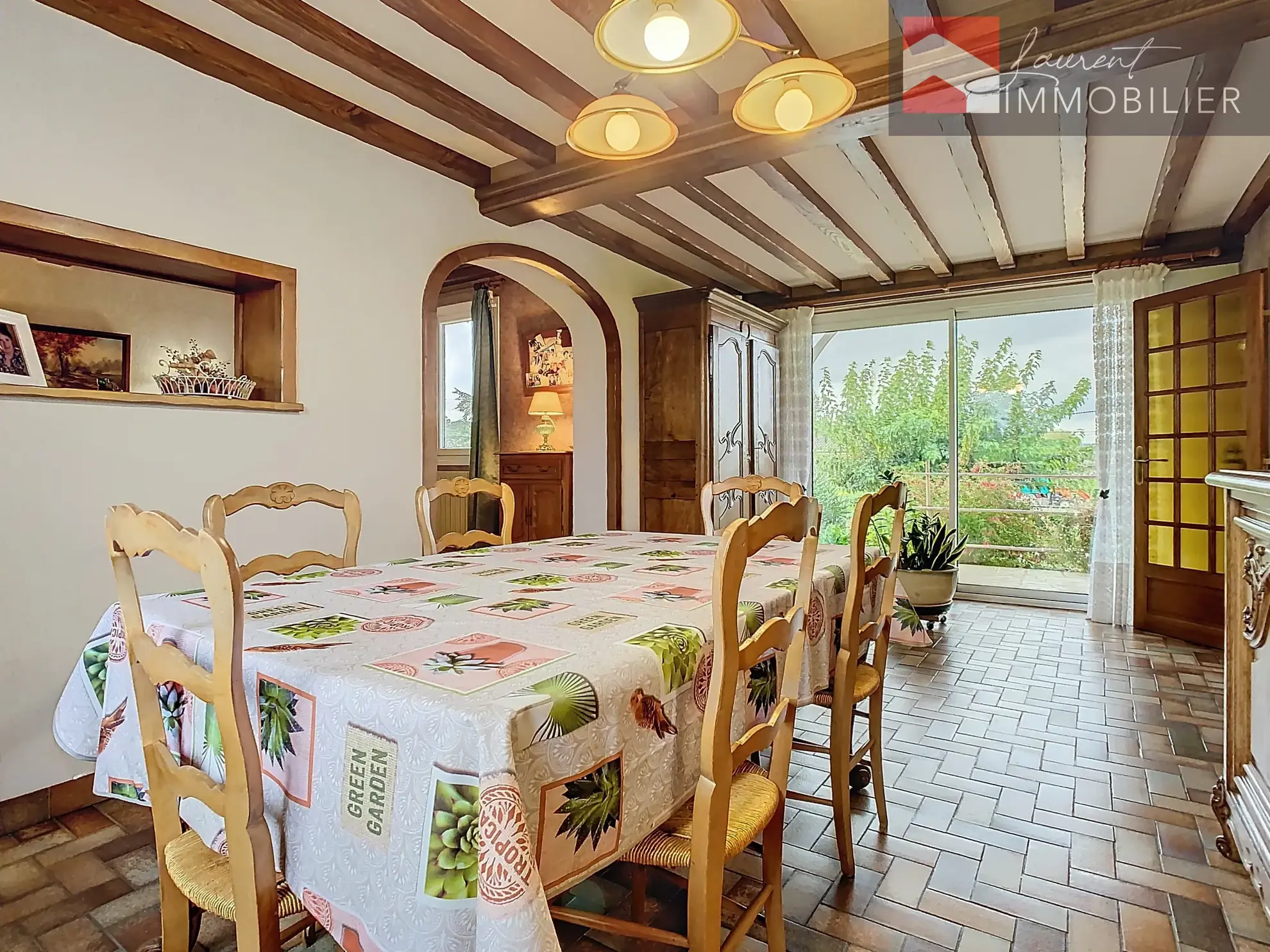 À vendre à Saint-Bénigne : jolie maison avec terrasses et jardin 