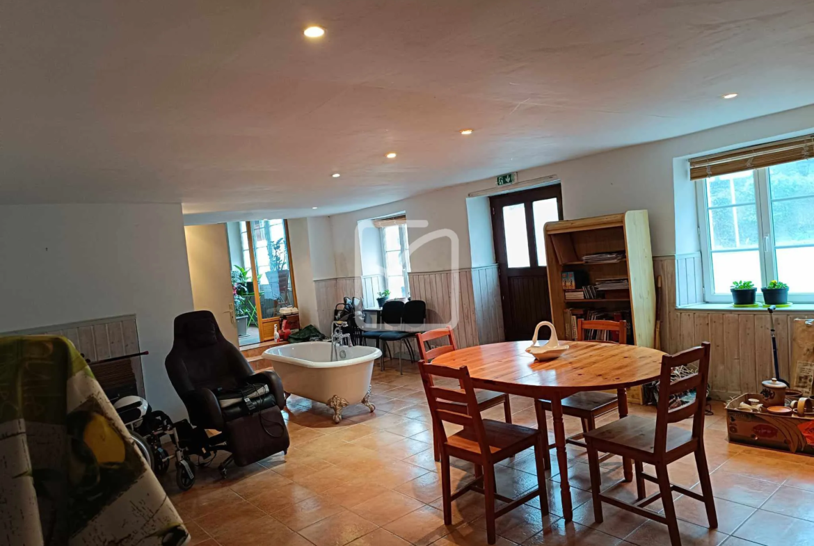 À vendre : Grande maison de 323 m² à Mohon sur 3200 m² de terrain 