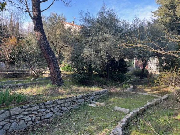 Terrain constructible à Nîmes - 375 m² - Viabilisé