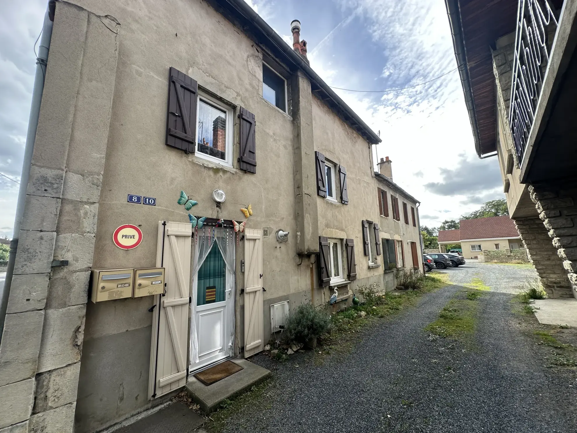 Ensemble immobilier à vendre à Gannat avec maisons et garages 