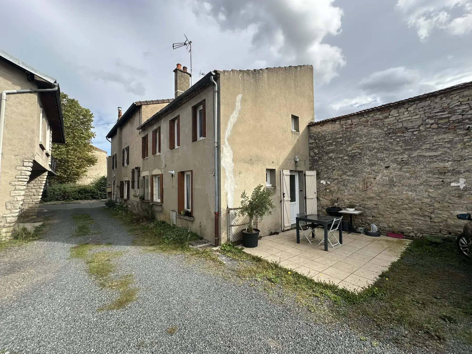 Ensemble immobilier à vendre à Gannat avec maisons et garages 