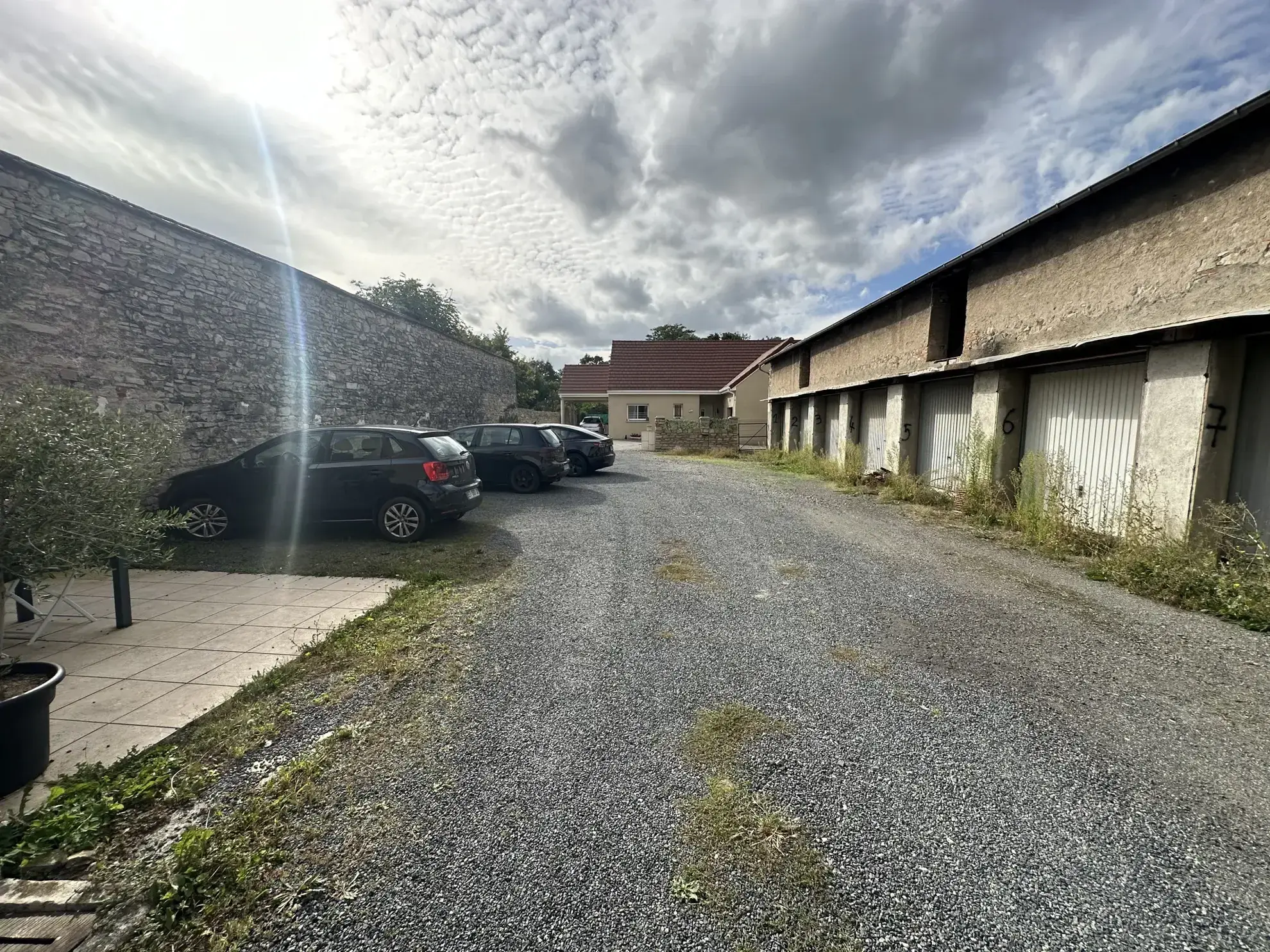 Ensemble immobilier à vendre à Gannat avec maisons et garages 