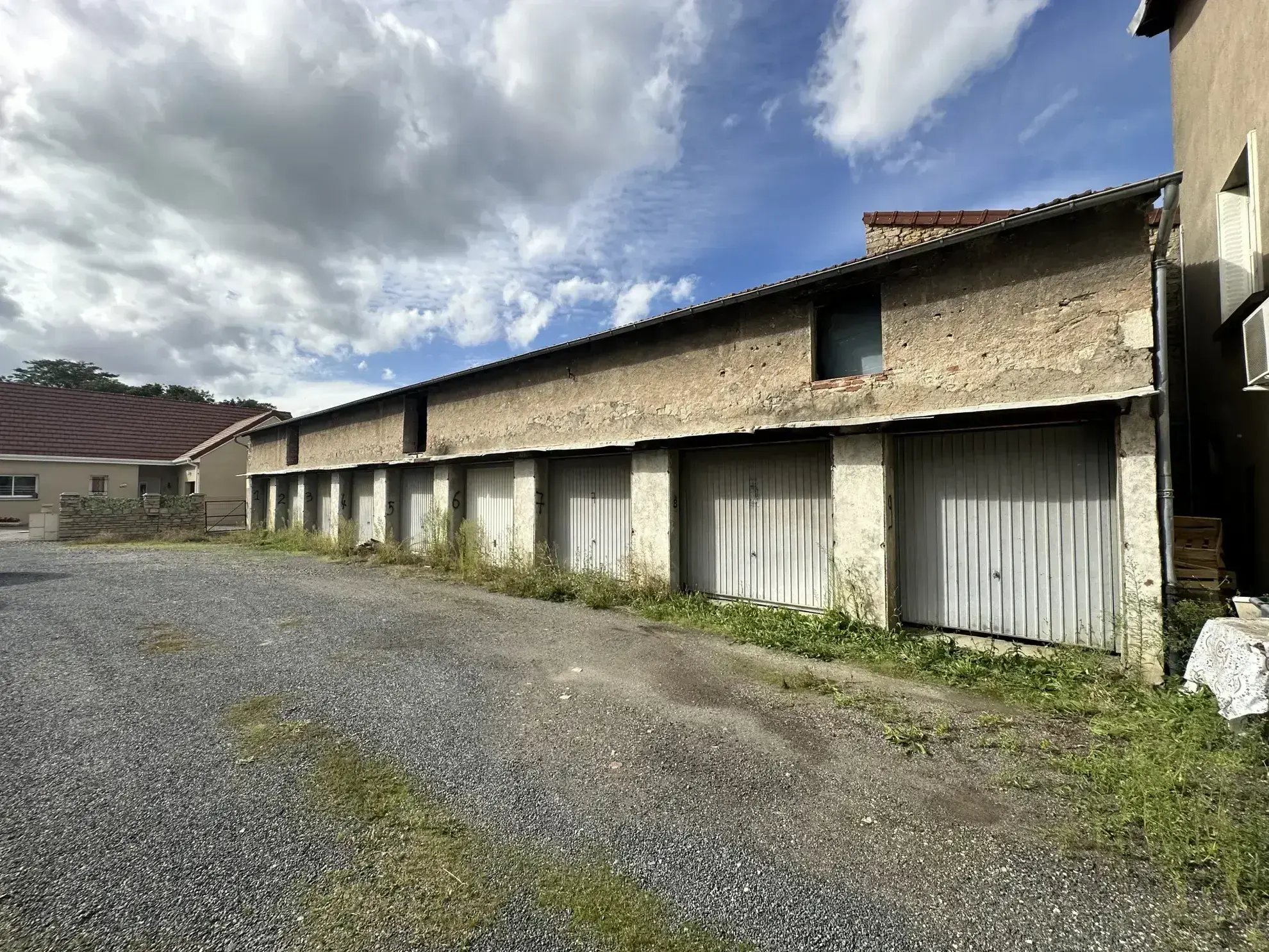 Ensemble immobilier à vendre à Gannat avec maisons et garages 