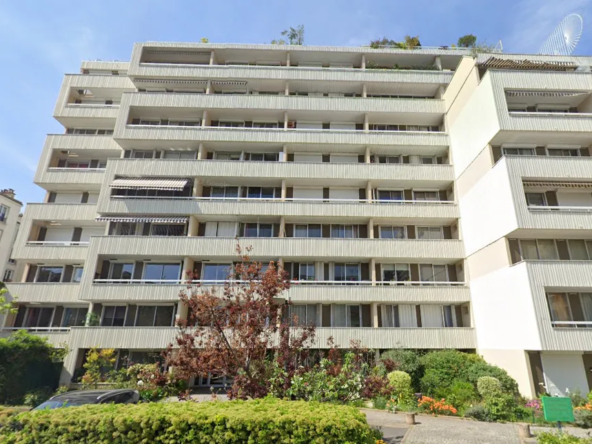 Studio lumineux avec balcon à vendre à Puteaux