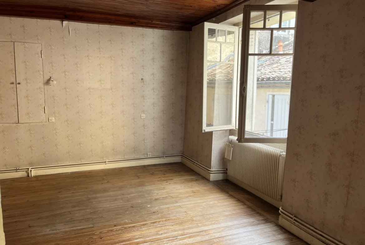 À vendre : Immeuble à rénover de 126 m2 à Bazas 