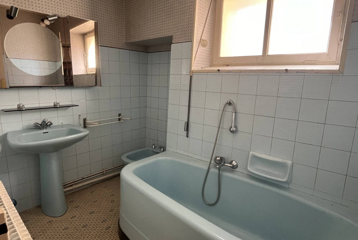 À vendre : Immeuble à rénover de 126 m2 à Bazas 