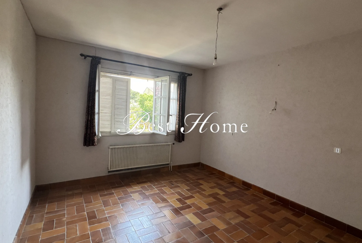 À vendre : maison à rénover à Nîmes avec jardin et garage 