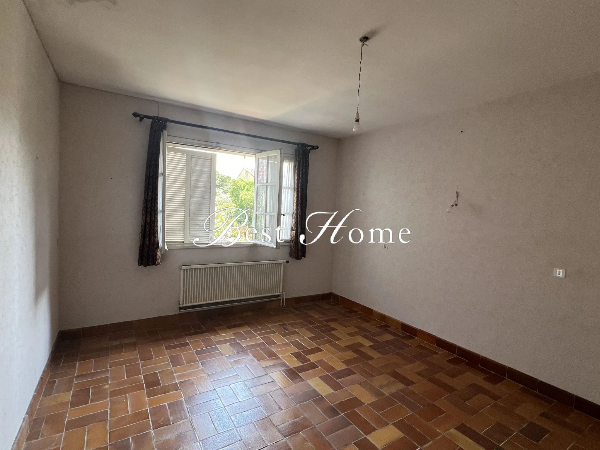 À vendre : maison à rénover à Nîmes avec jardin et garage 