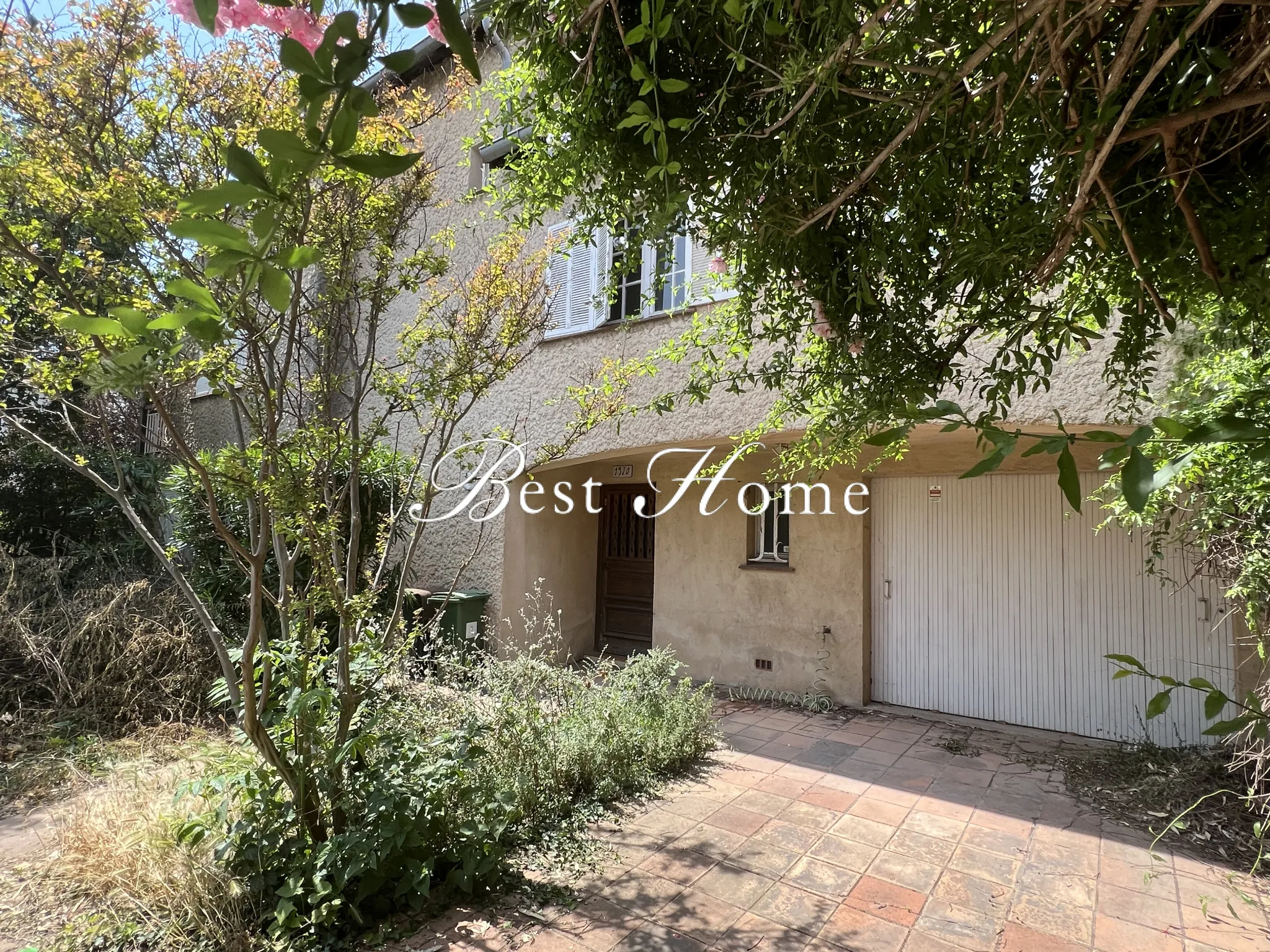 À vendre : maison à rénover à Nîmes avec jardin et garage 