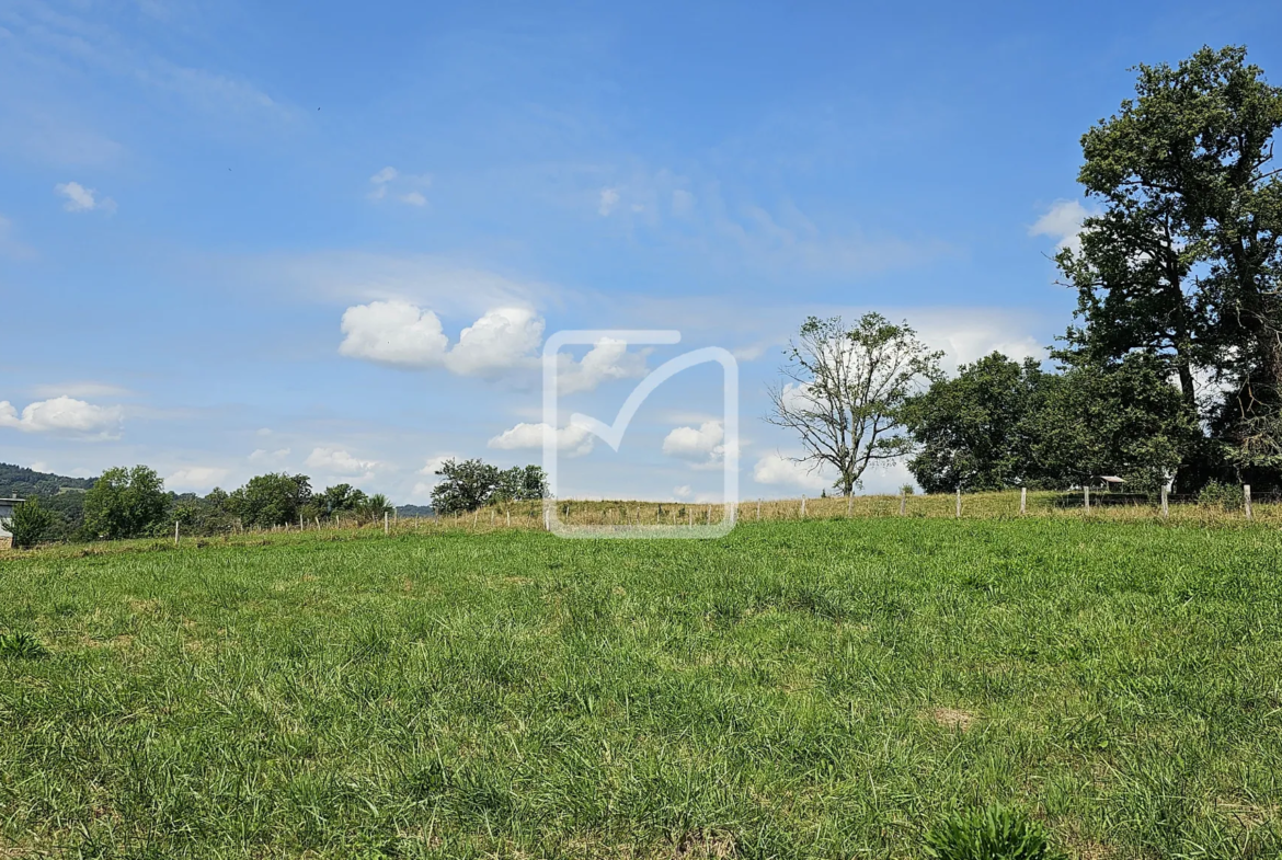 Terrain constructible de 1200 m2 à Mansac 