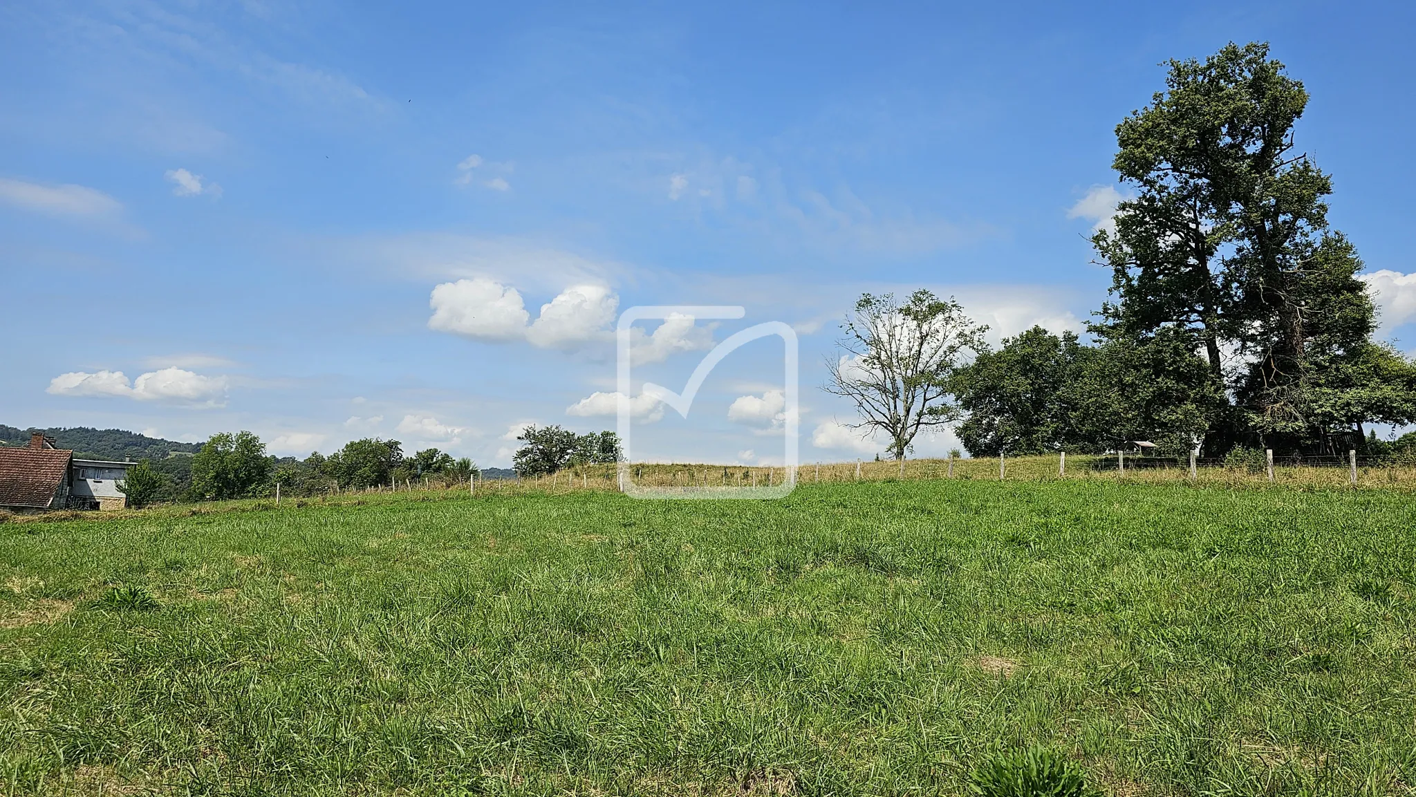 Terrain constructible de 1200 m2 à Mansac 