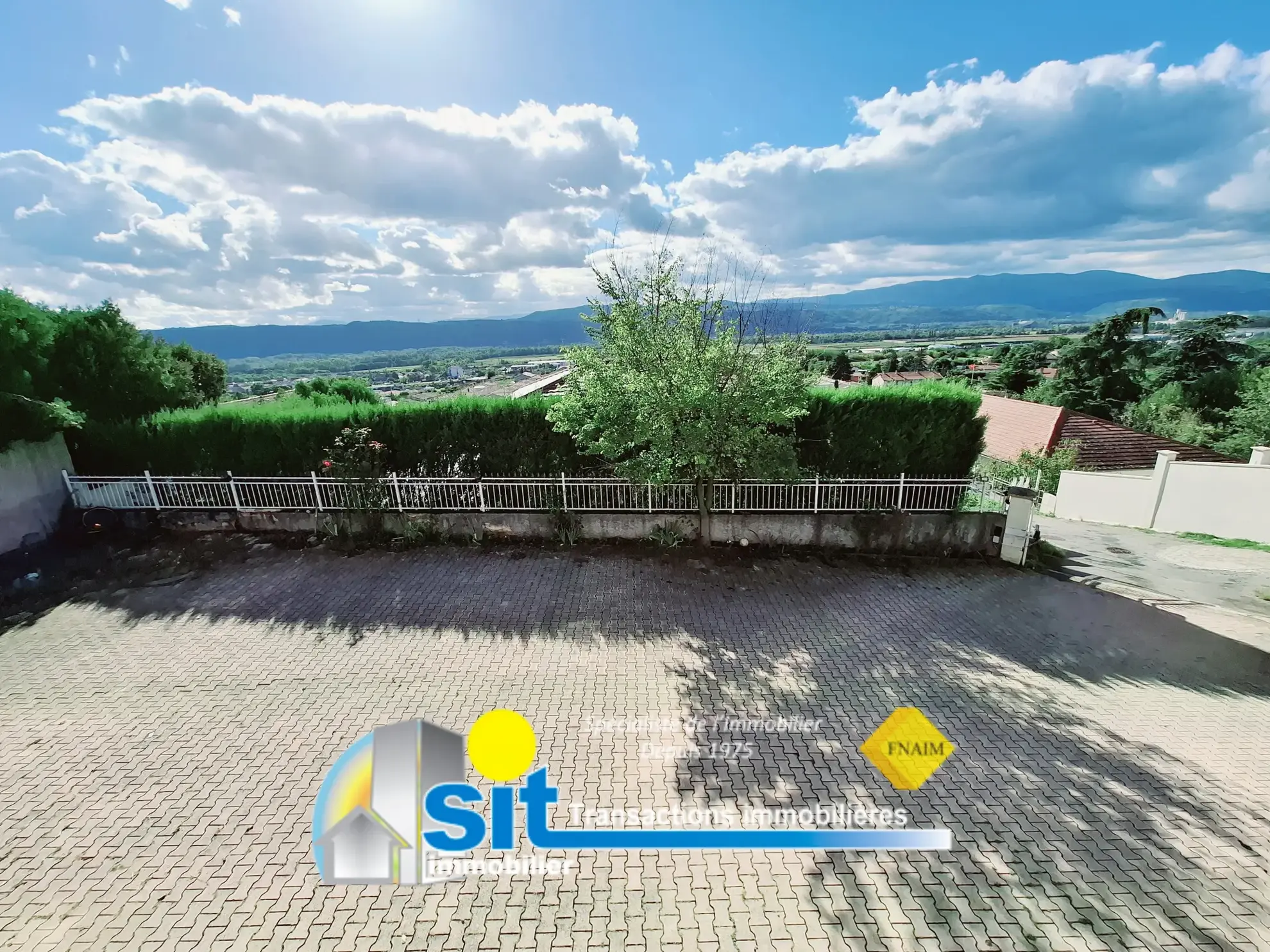 Maison spacieuse avec vue à vendre à Chanas 