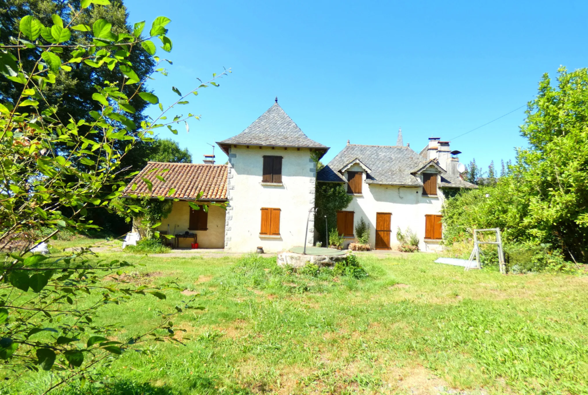 Belle maison auvergnate en pierre à Aurillac avec piscine 