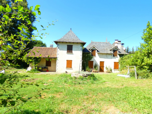 Belle maison auvergnate en pierre à Aurillac avec piscine