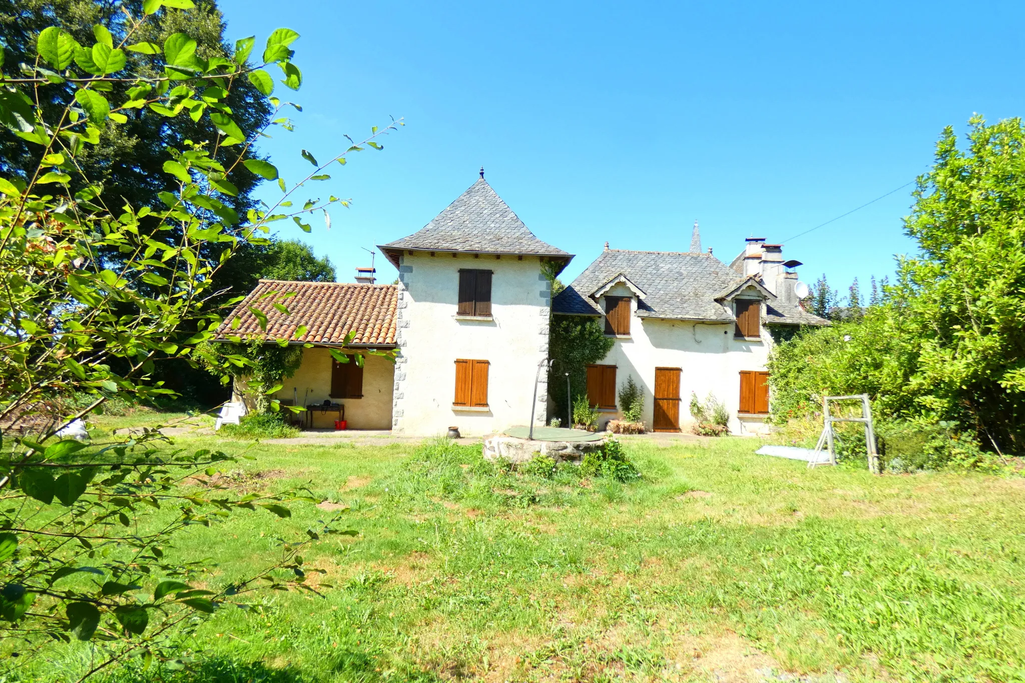 Belle maison auvergnate en pierre à Aurillac avec piscine 