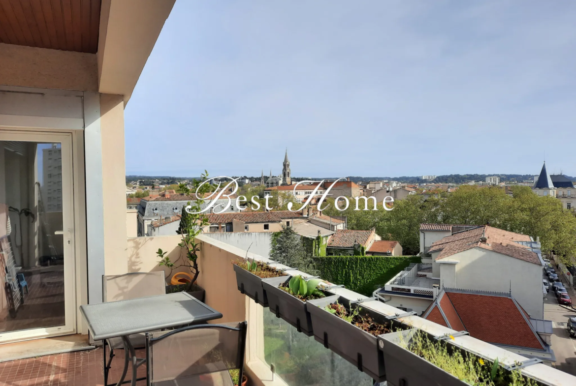 À vendre : superbe T3 avec terrasse et garage à Nîmes Centre 