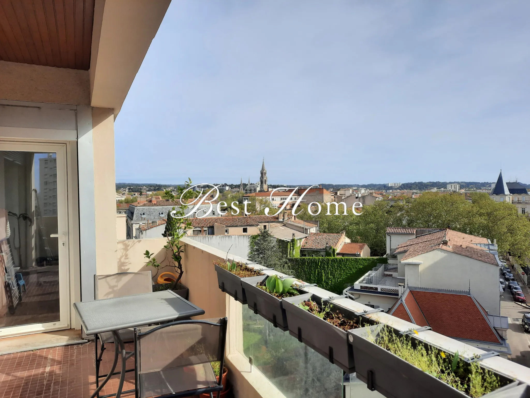 À vendre : superbe T3 avec terrasse et garage à Nîmes Centre 