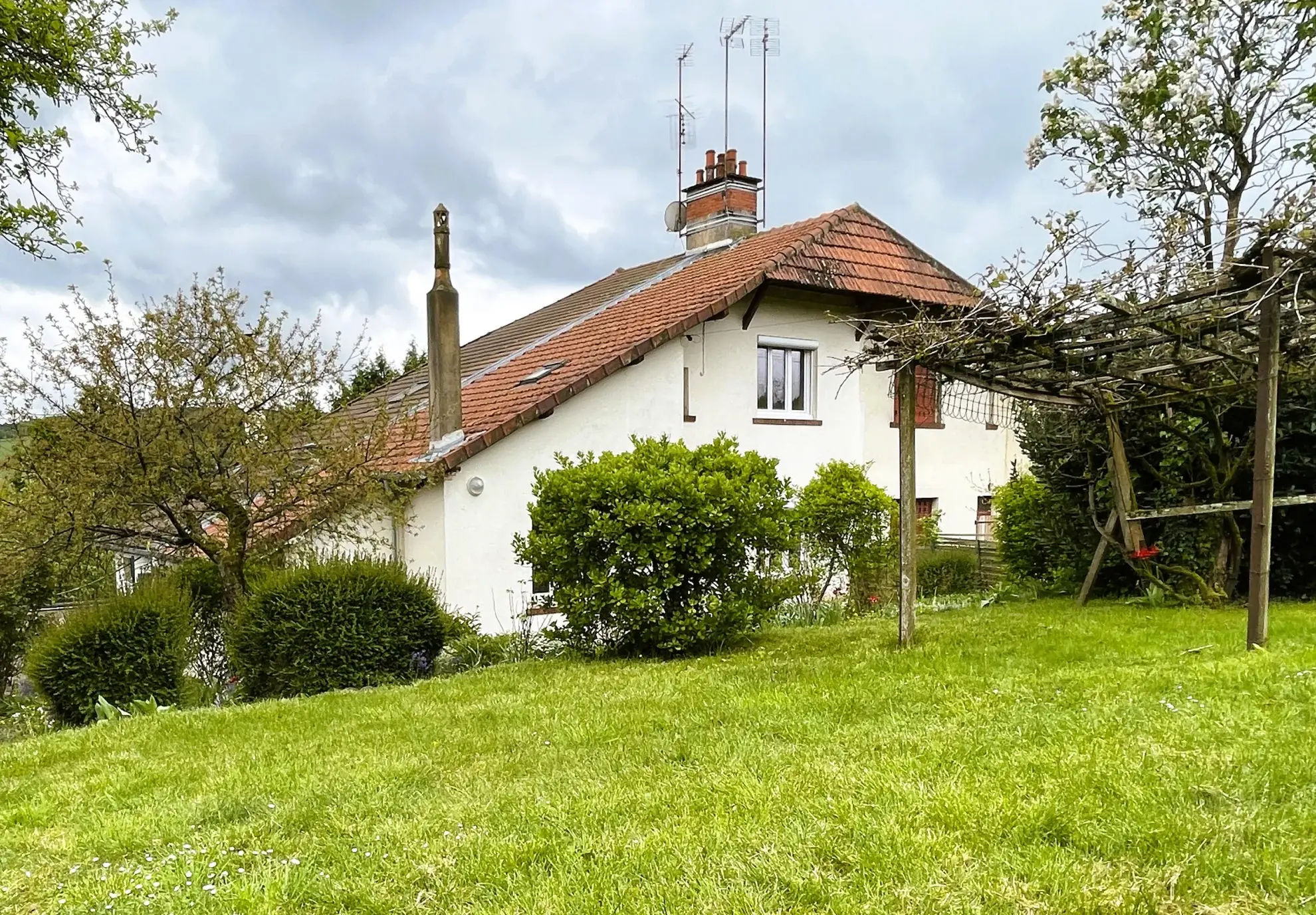 Maison à vendre à Prémery - 2 chambres et jardin spacieux 