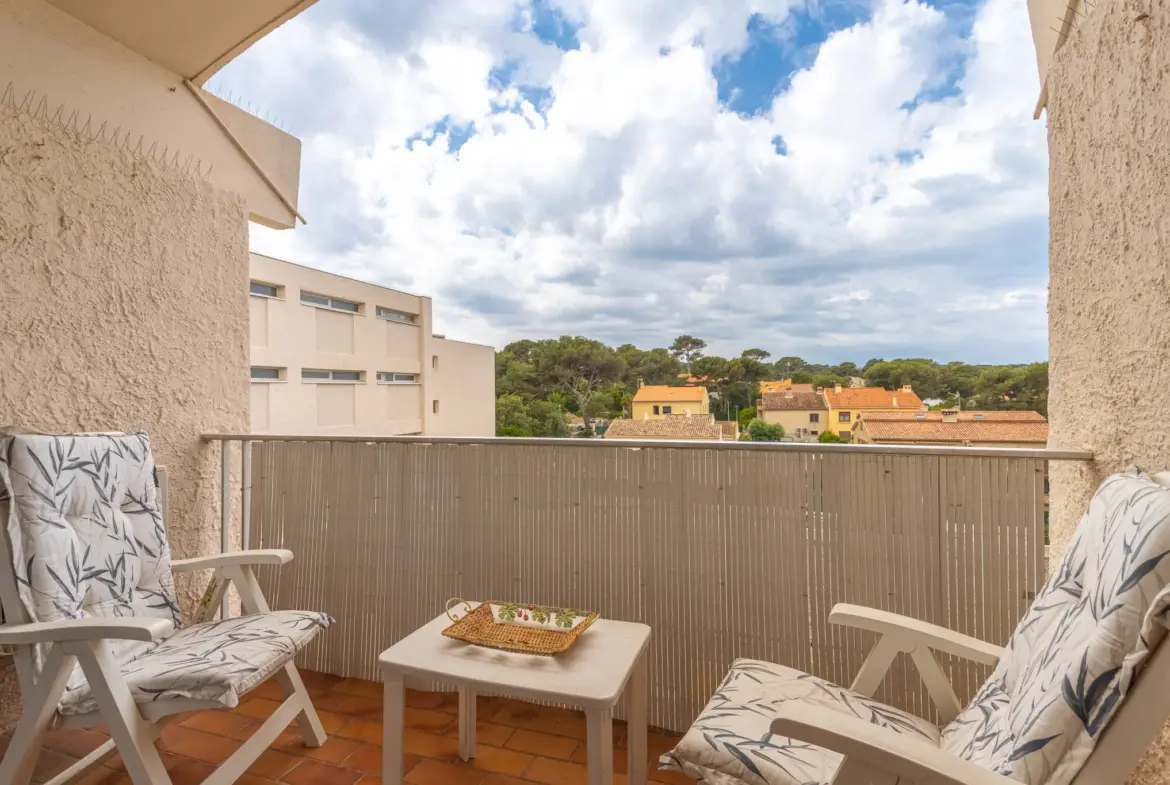 Studio idéal au Brusc avec balcon et parking 