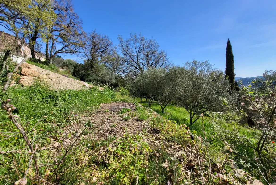 Terrain constructible viabilisé à Pierrefeu du Var - 570 m² 