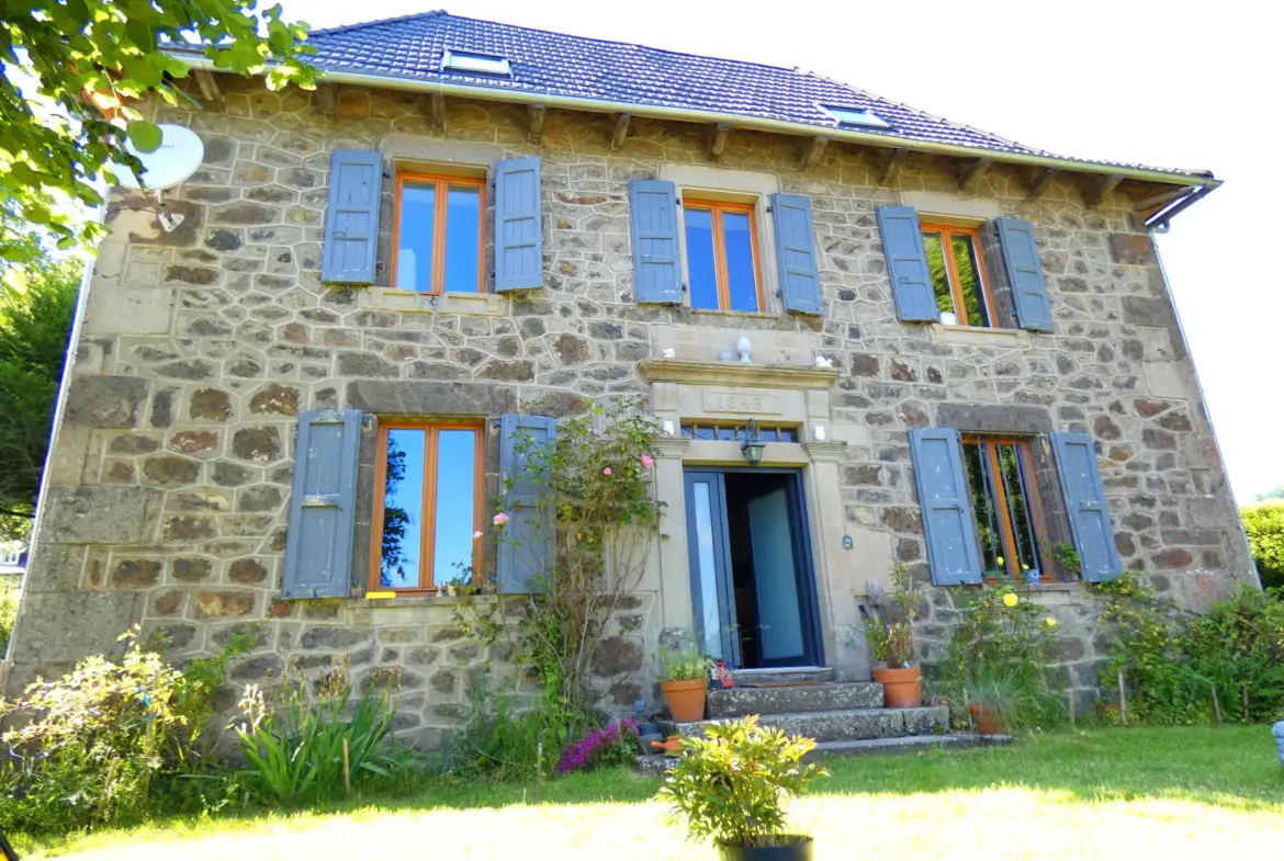 Maison en pierre rénovée avec belle vue à Vic sur Cère 