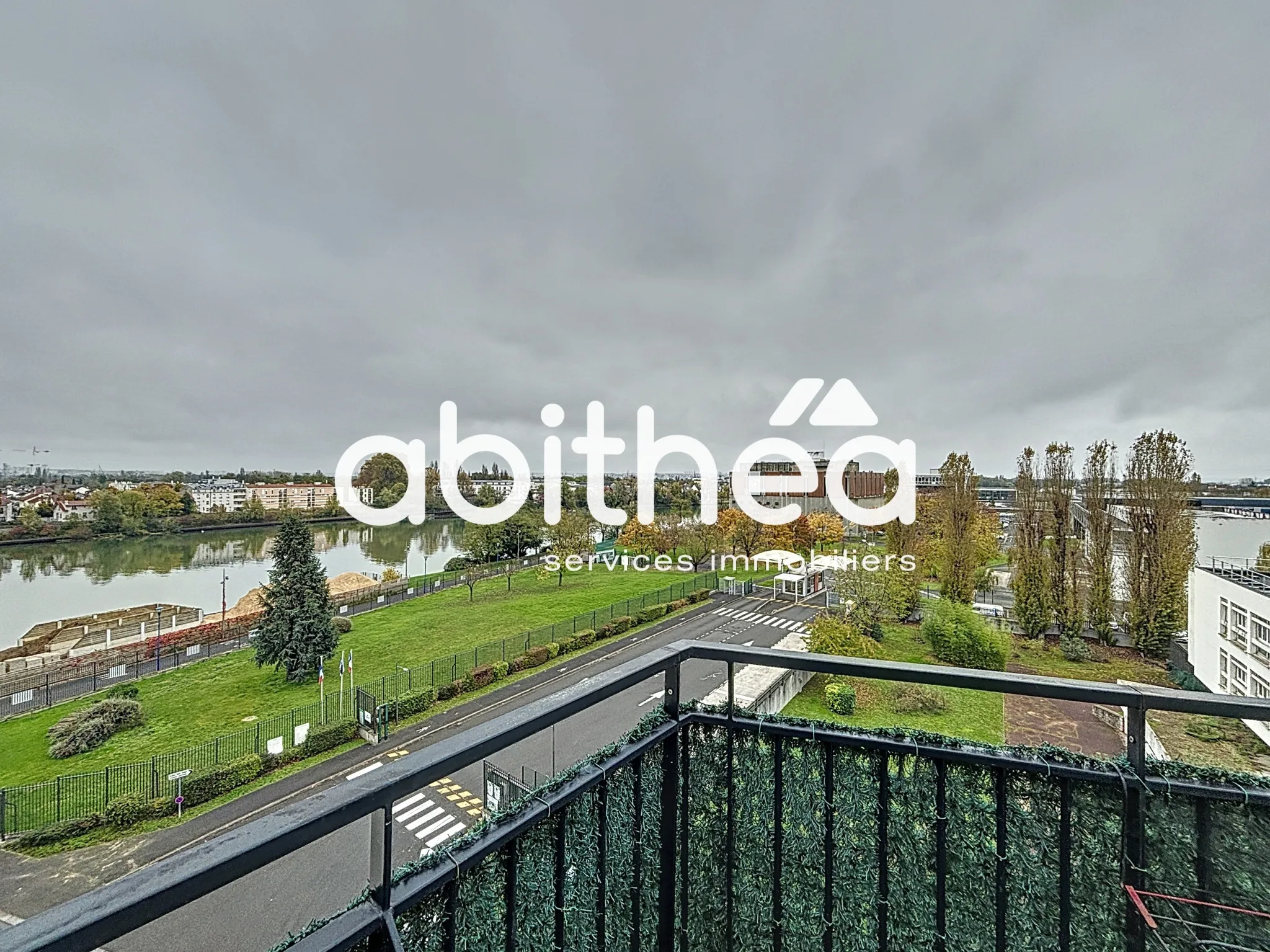 Studio à vendre avec terrasse et vue sur la Seine à Choisy-le-Roi 