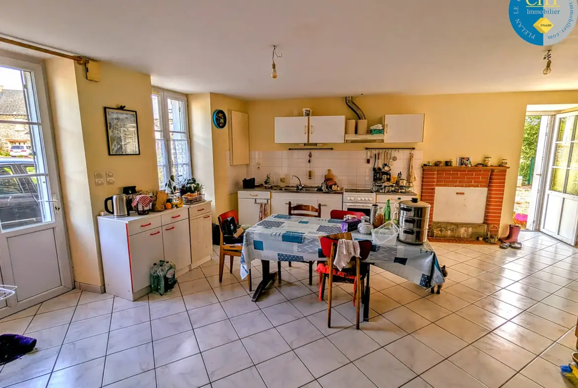 Belle maison en pierres dans le bourg de Saint-Péran à vendre 