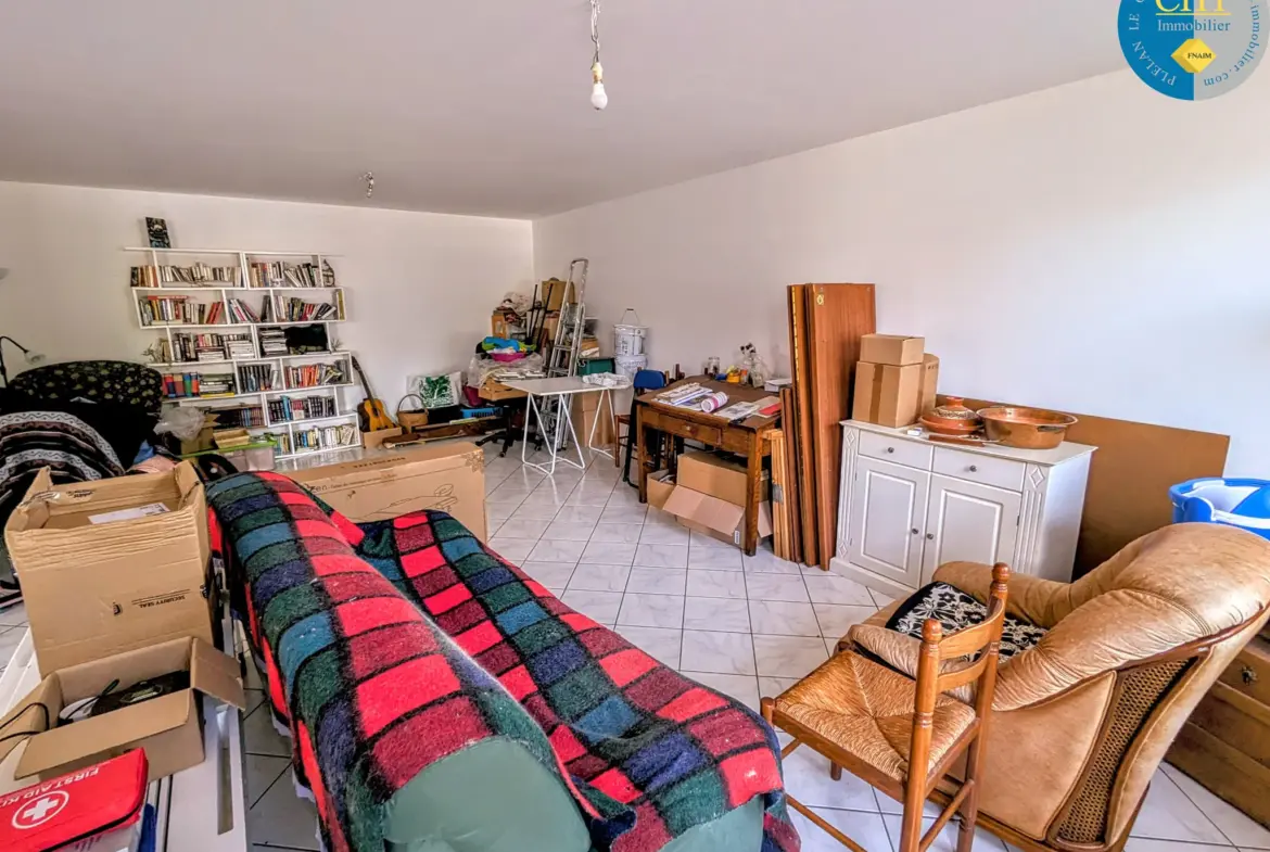 Belle maison en pierres dans le bourg de Saint-Péran à vendre 