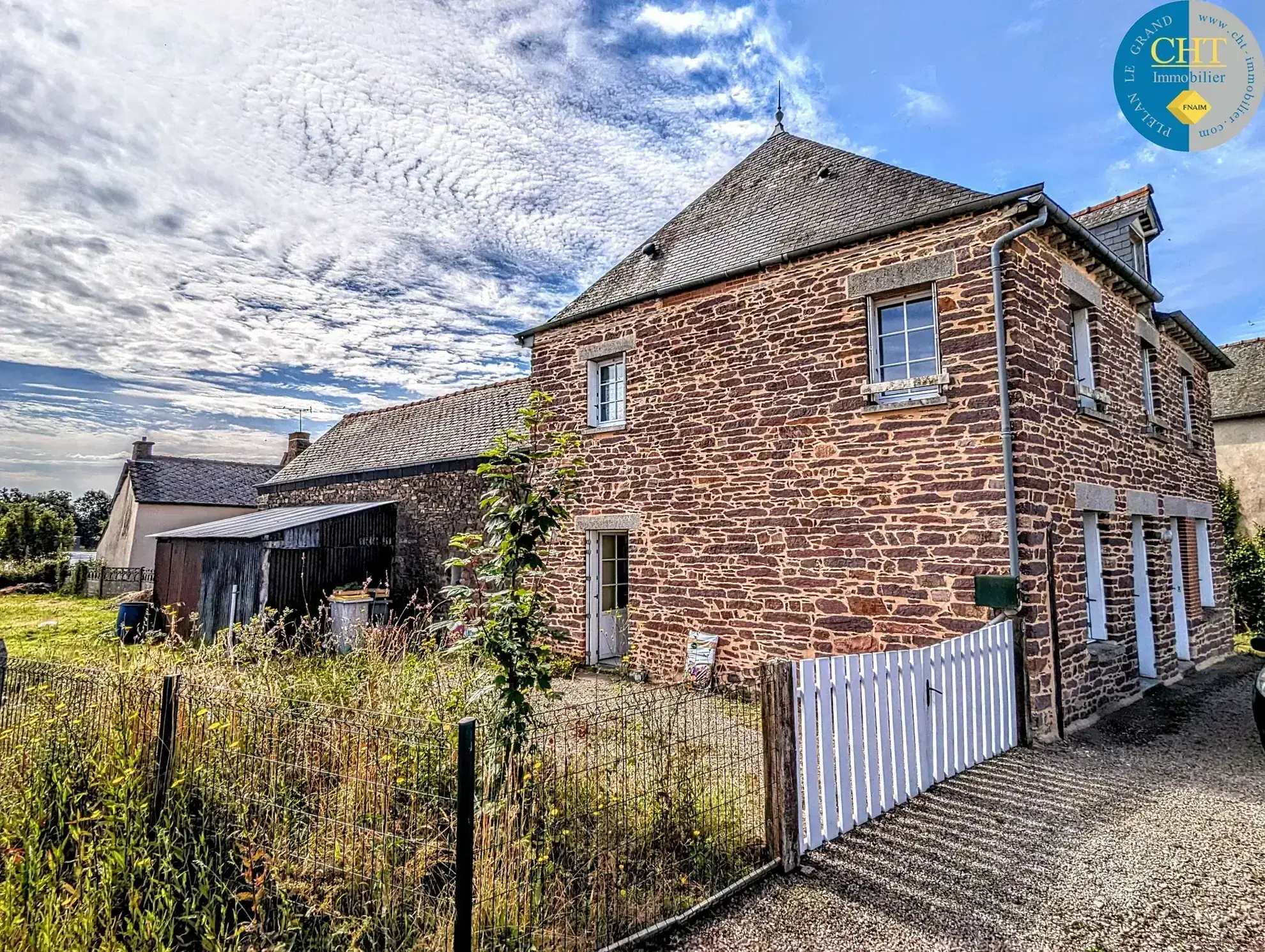 Belle maison en pierres dans le bourg de Saint-Péran à vendre 