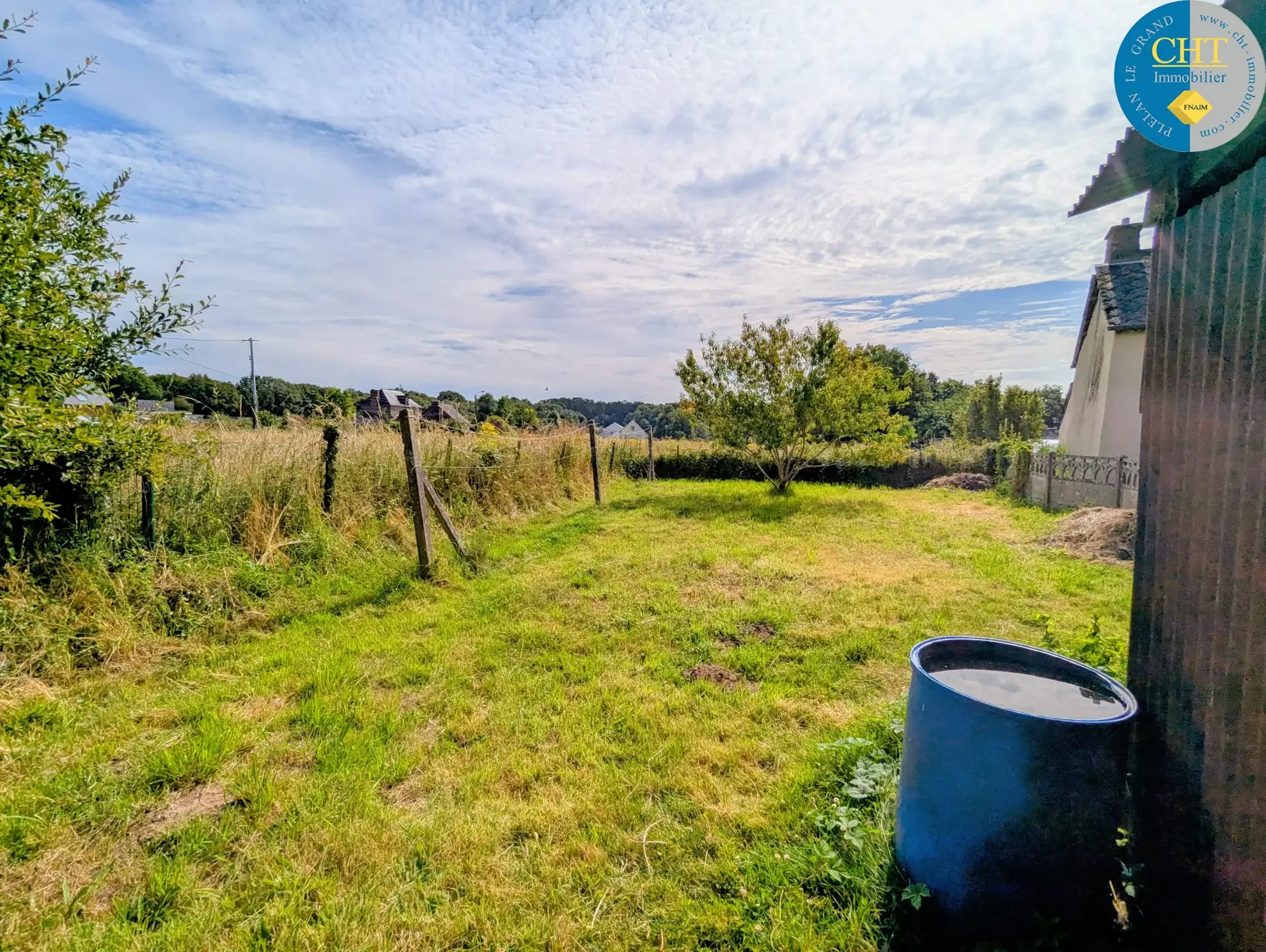 Belle maison en pierres dans le bourg de Saint-Péran à vendre 