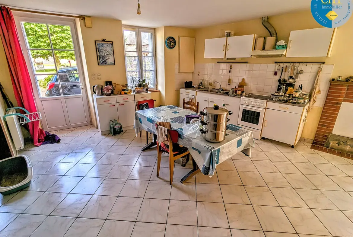 Belle maison en pierres dans le bourg de Saint-Péran à vendre 