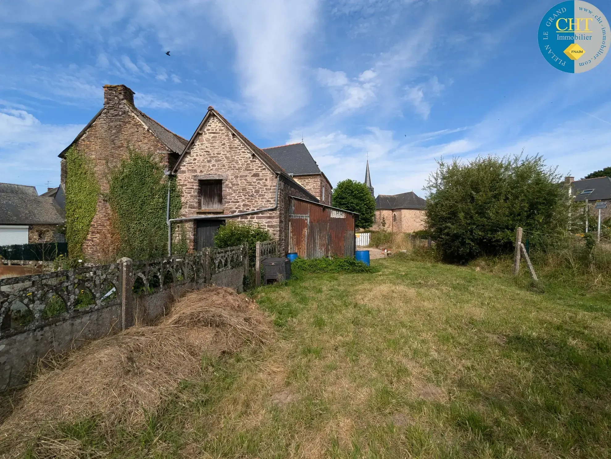 Belle maison en pierres dans le bourg de Saint-Péran à vendre 