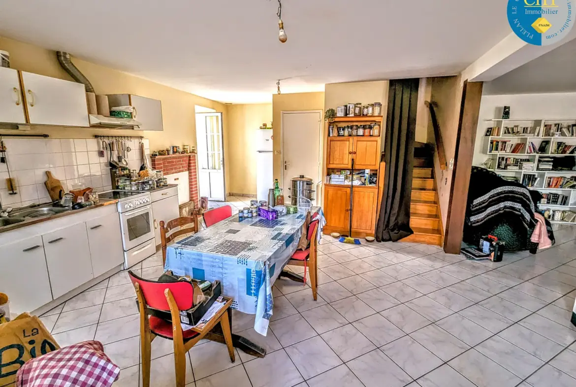 Belle maison en pierres dans le bourg de Saint-Péran à vendre 