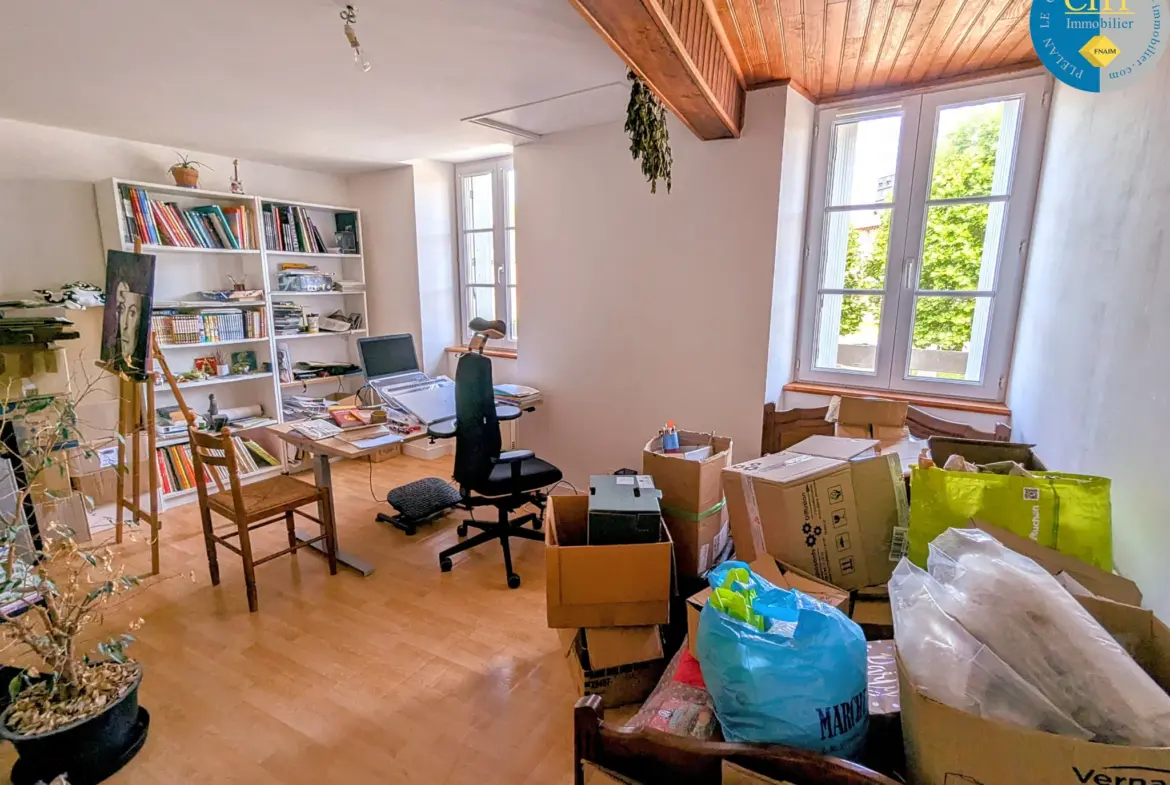 Belle maison en pierres dans le bourg de Saint-Péran à vendre 