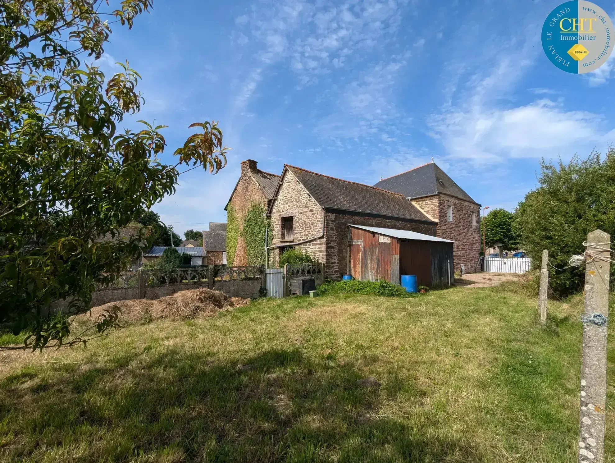 Belle maison en pierres dans le bourg de Saint-Péran à vendre 