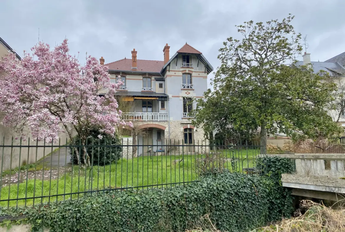 Maison bourgeoise spacieuse de 186m2 à Vierzon, près du canal 