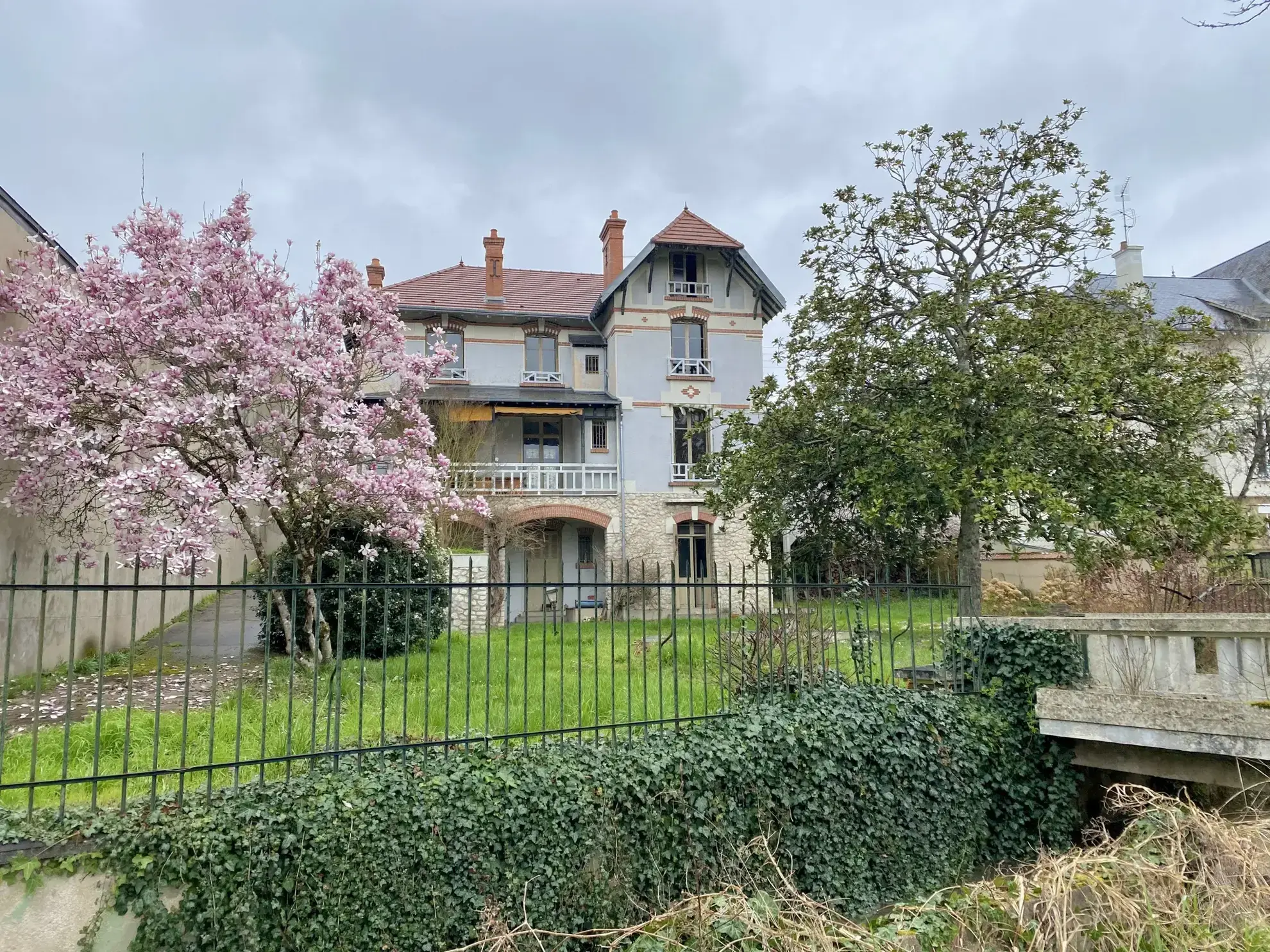 Maison bourgeoise spacieuse de 186m2 à Vierzon, près du canal 