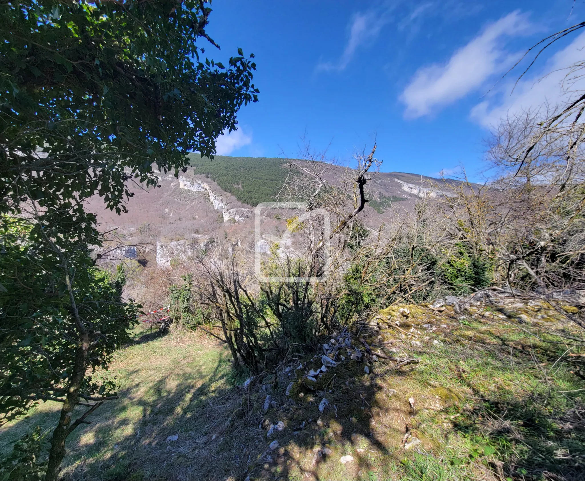 Terrain constructible avec grange et parcelles en bois près de Plan de Baix 