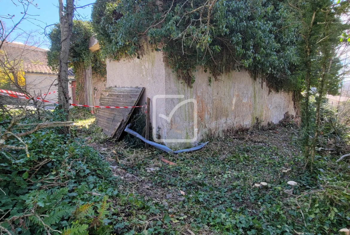 Terrain constructible avec grange et parcelles en bois près de Plan de Baix 