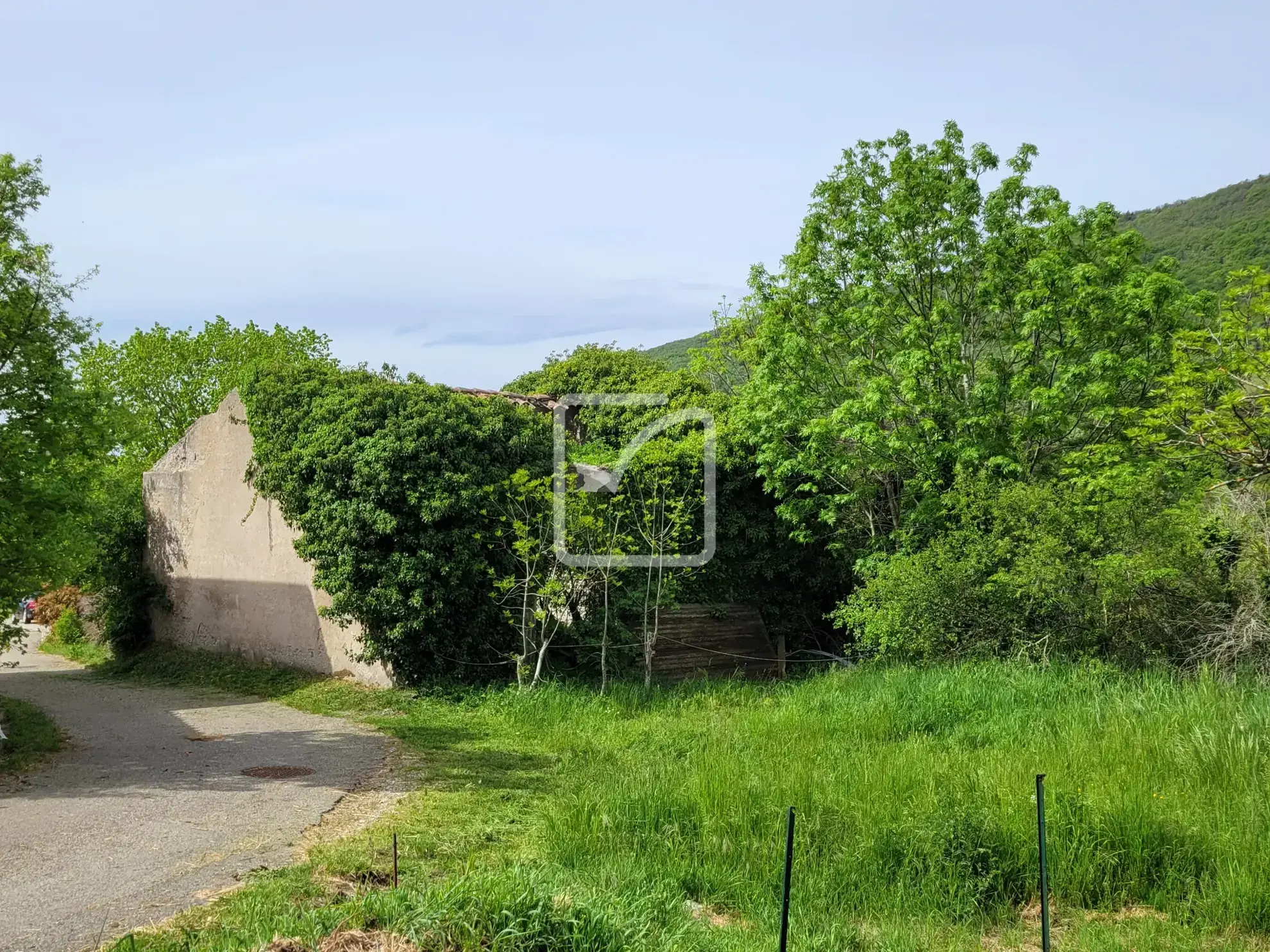 Terrain constructible avec grange et parcelles en bois près de Plan de Baix 