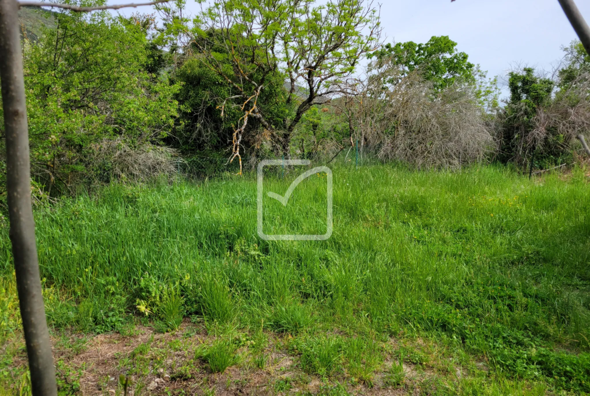 Terrain constructible avec grange et parcelles en bois près de Plan de Baix 