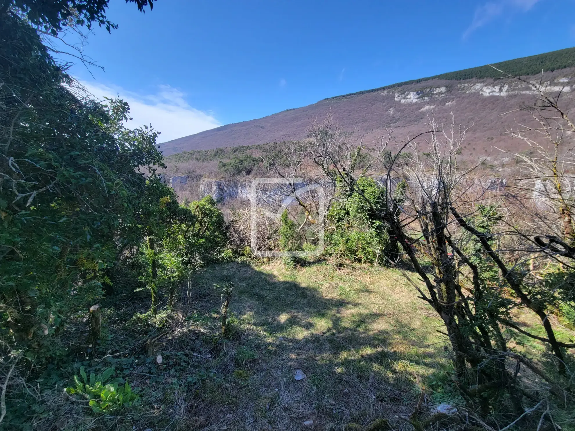 Terrain constructible avec grange et parcelles en bois près de Plan de Baix 