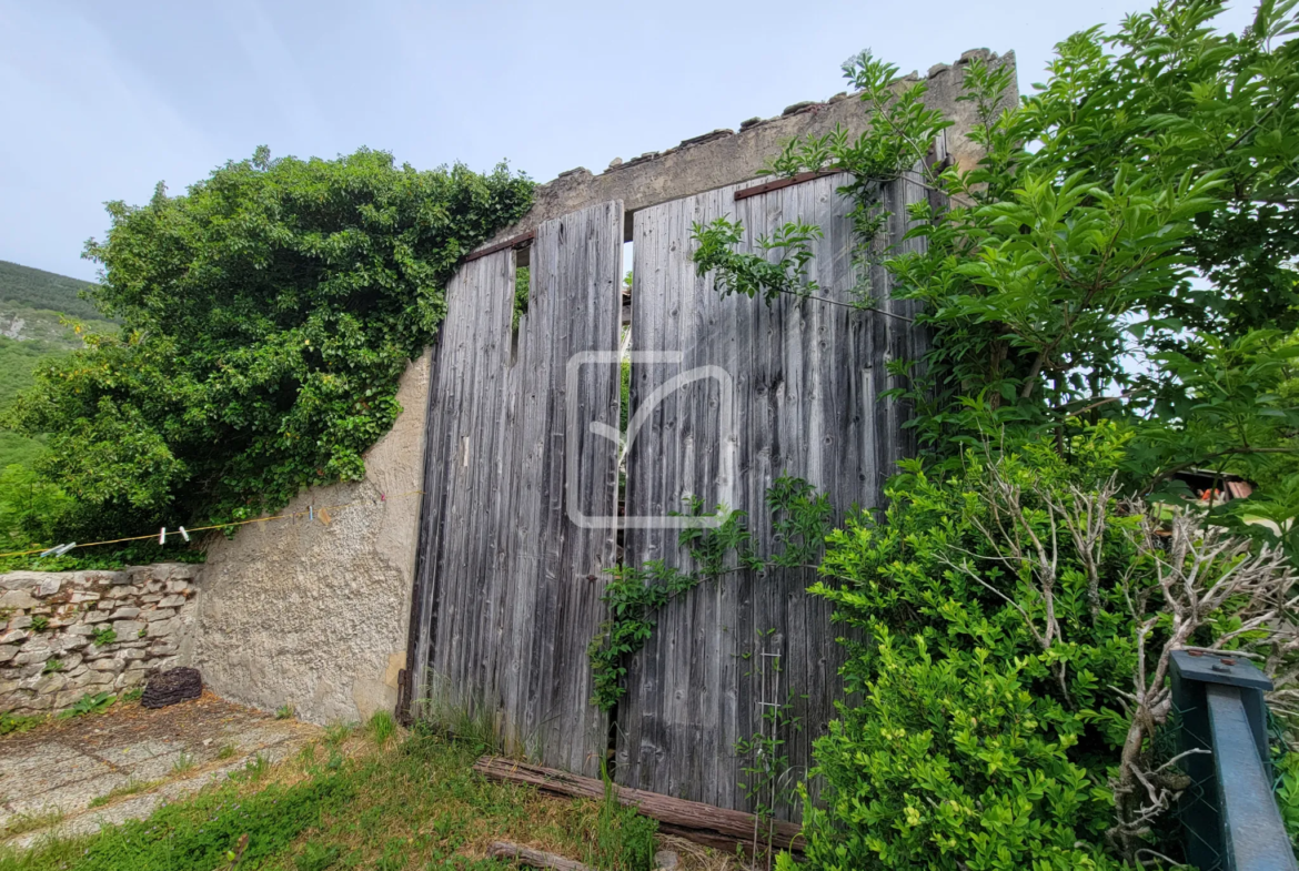 Terrain constructible avec grange et parcelles en bois près de Plan de Baix 