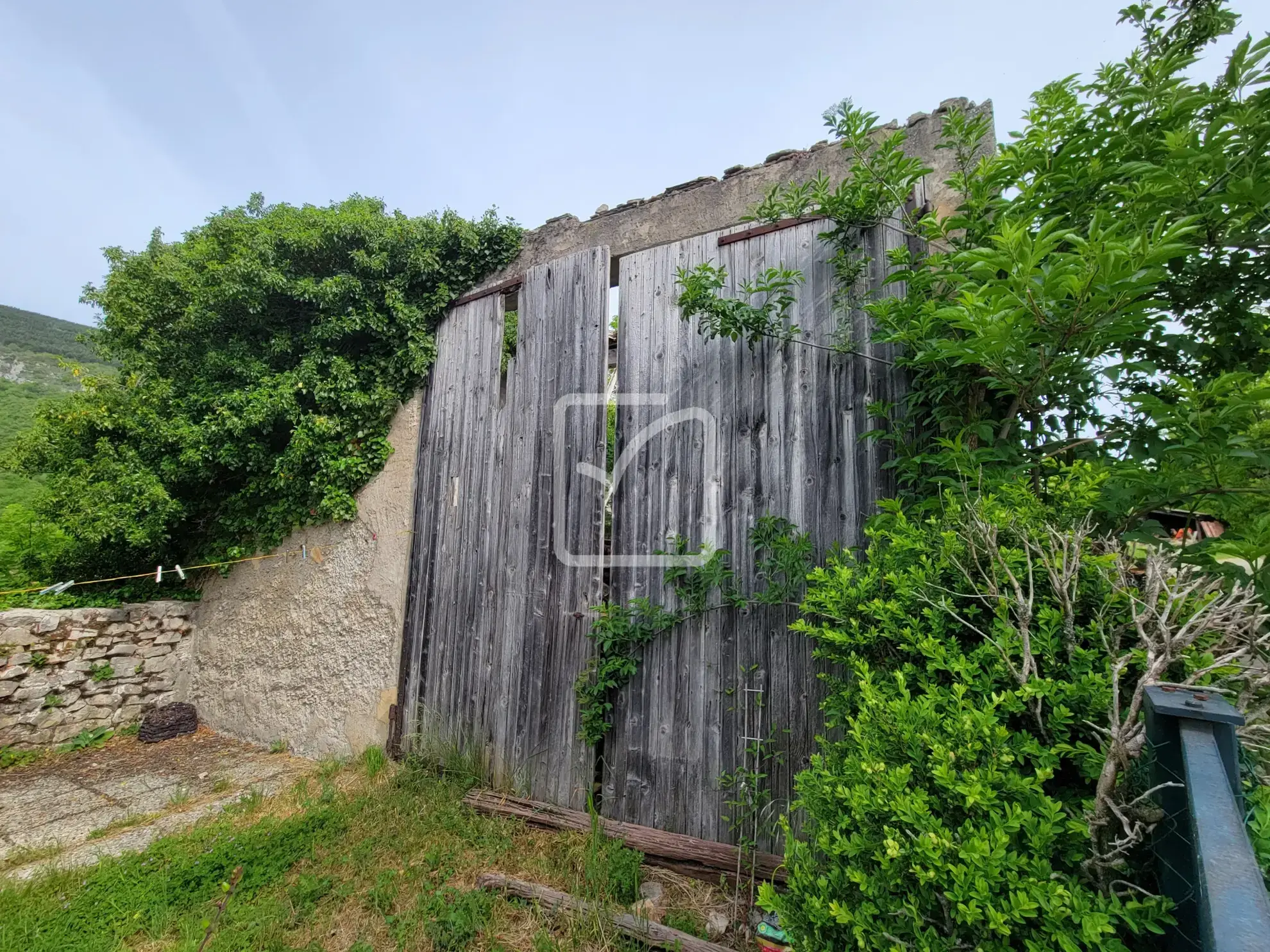 Terrain constructible avec grange et parcelles en bois près de Plan de Baix 