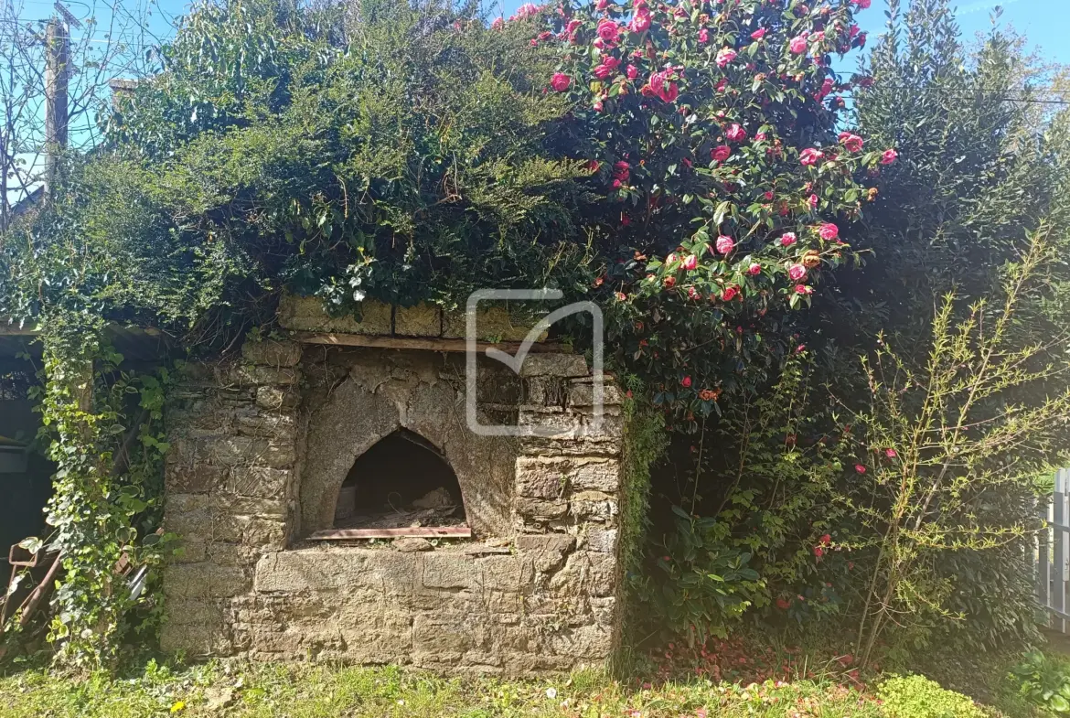 Maison à rénover avec jardin et dépendance à La Trinité Porhoët 