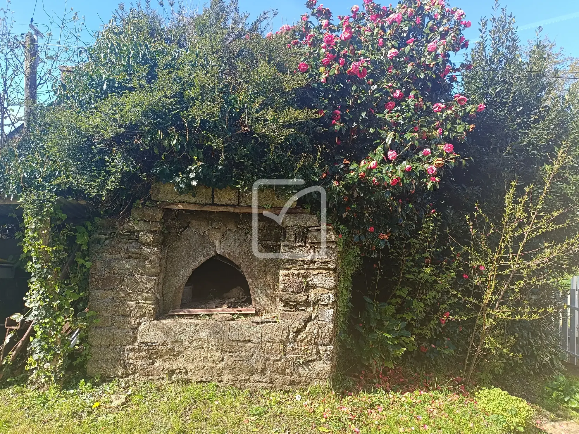 Maison à rénover avec jardin et dépendance à La Trinité Porhoët 