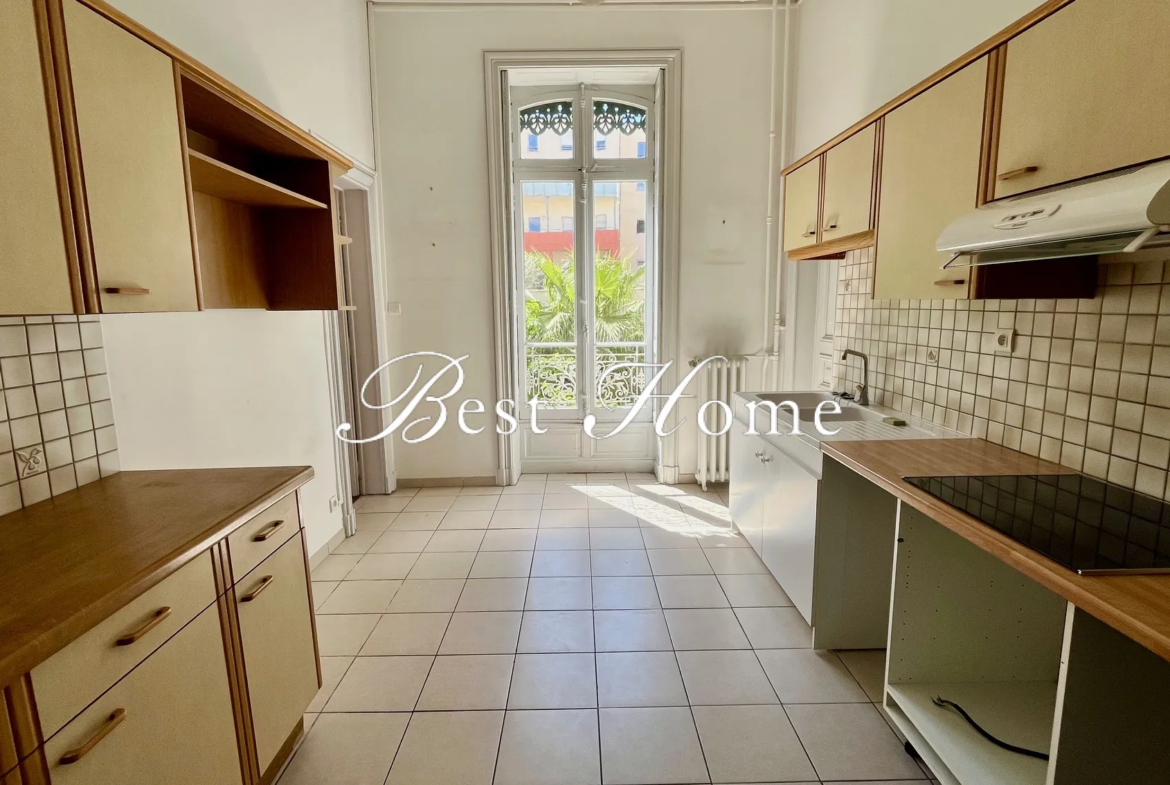 À vendre : Appartement bourgeois T3 de 100 m² à Nîmes 