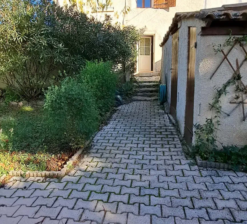 Maison Mitoyenne à Pourcieux - 60 m² avec Jardin 